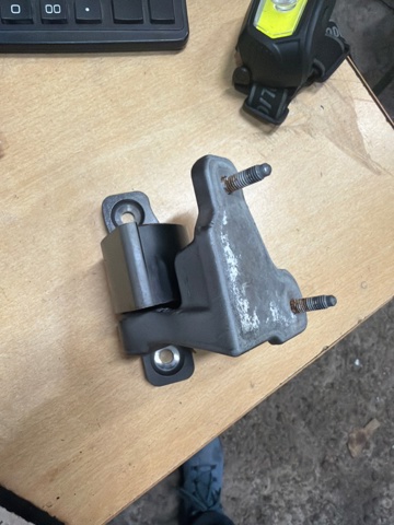 A2057200437 MERCEDES Петля двери передней правой купить в Киев