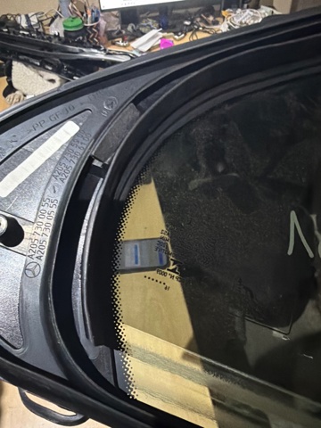 MERCEDES A2057300555 Стекло-форточка двери задней левой в наличии Тернополь