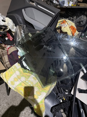 Стекло двери задней левой A2057350010 MERCEDES