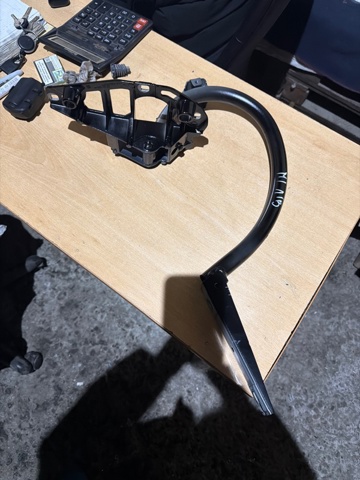 Шарнир крышки багажника A2057500328 MERCEDES
