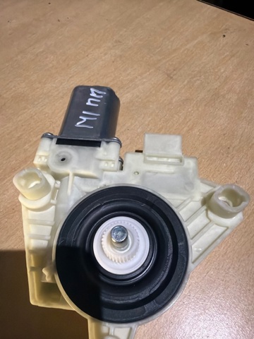 Мотор стеклоподъемника двери передней, правой A2139069501 MERCEDES