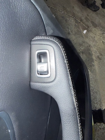 Кнопка подъемника переднего правого стекла A22290522039051 MERCEDES