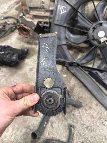 Кронштейн радиатора правый A2465040240 MERCEDES