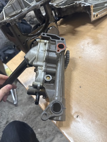 MERCEDES A2701800700 Масляный насос в наличии Украина