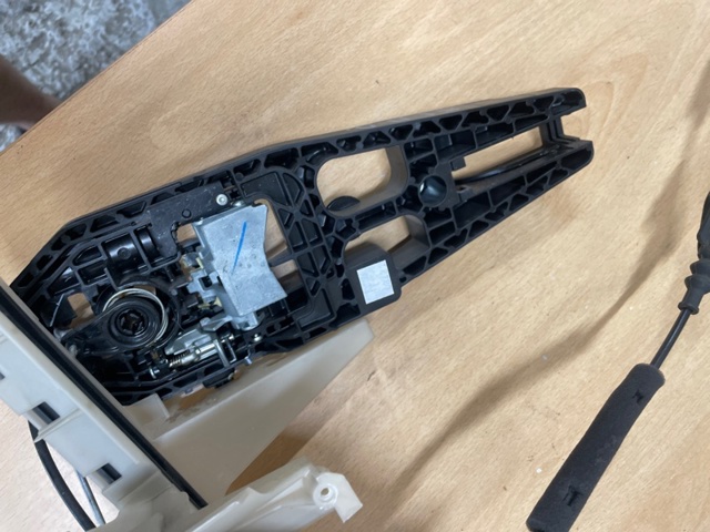 AE8Z5421813F FORD Замок водительской двери купить в Ужгород