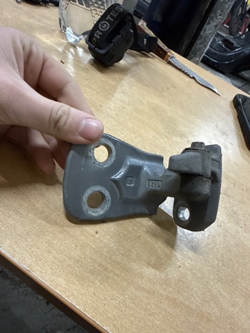 BDB780130 LAND ROVER Петля двери передней левой купить в Каменское