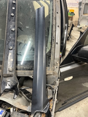 Молдинг ветрового стекла левый DCB000156PNP LAND ROVER