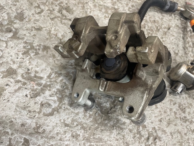 FORD F2GZ2553A Суппорт задний левый в наличии Винница