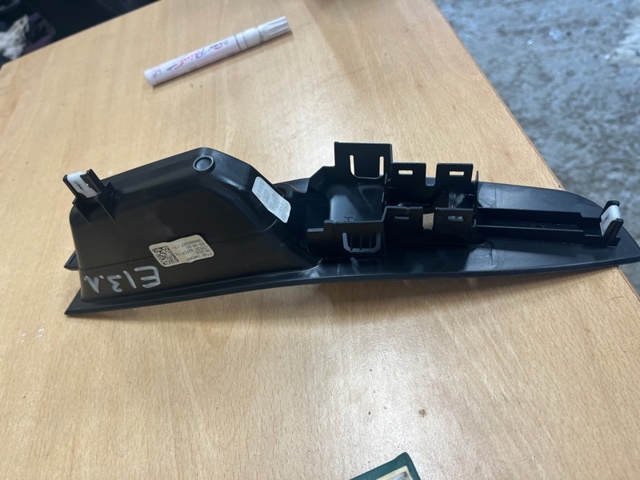 FT4Z14528BD Панель (накладка) блока управления стеклоподъемником задняя левая купить Кривой Рог