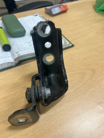 FORD FT4Z5822800B Петля двери передней правой в наличии Запорожье