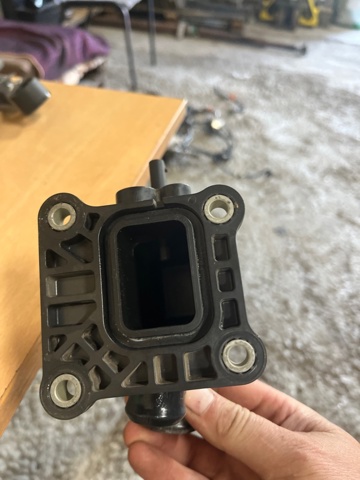 FORD K2GZ8K556A Фланец системы охлаждения в наличии Черновцы