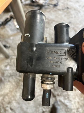 K2GZ8K556A FORD Фланец системы охлаждения купить в Черновцы