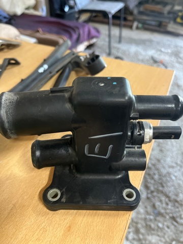 Фланец патрубка охлаждающей жидкости K2GZ8K556A FORD