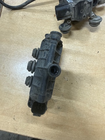 RVH000055 LAND ROVER Блок клапанов регулируемой подвески задний купить в Чернигов