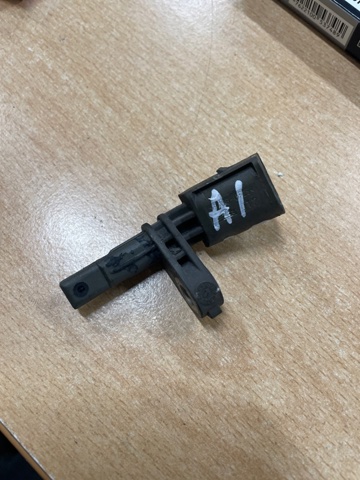 Датчик ABS задний правый WHT003856B VAG