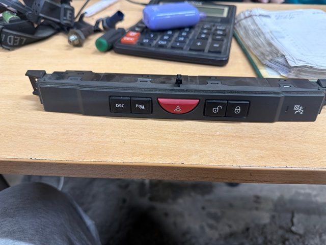 Кнопка аварийки YUL500570WUX LAND ROVER