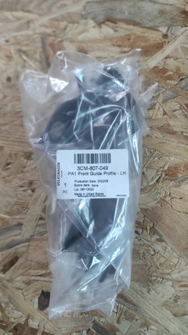 Направляющая переднего бампера, левая 3CM807049 VAG