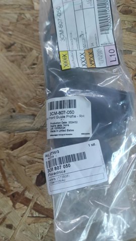Направляющая переднего бампера, правая 3CM807050 VAG