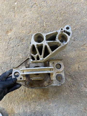 Подушка двигателя передняя 11210JD700 NISSAN