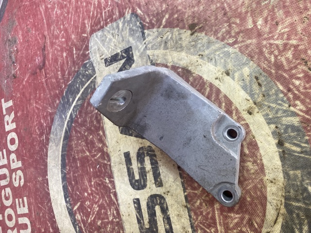Кронштейн подушки (опоры) двигателя, правой 112323NF0A NISSAN
