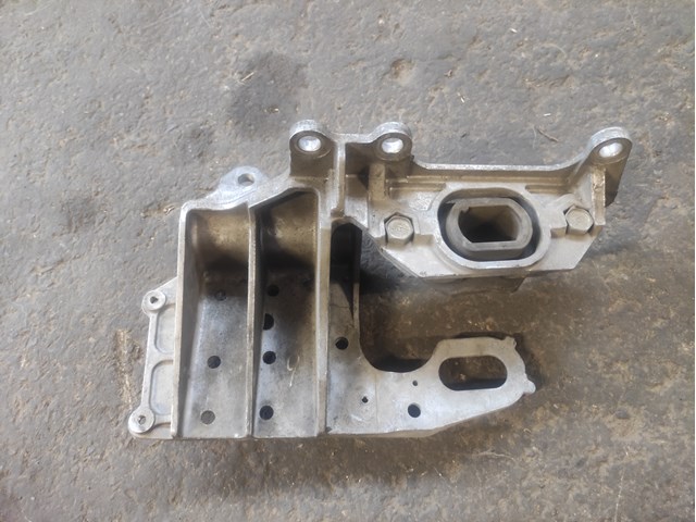 Кронштейн подушки (опоры) двигателя, левой 11254JD000 NISSAN