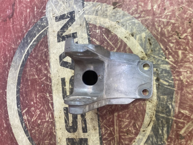 Кронштейн подушки (опоры) двигателя, задней 113333NF0A NISSAN