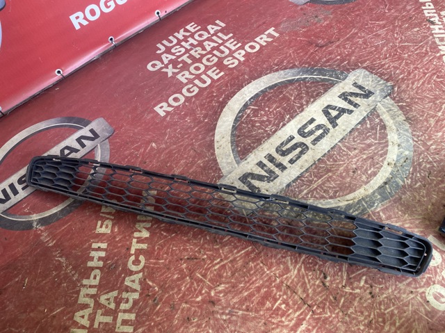 Решетка переднего бампера 622563NF5A NISSAN