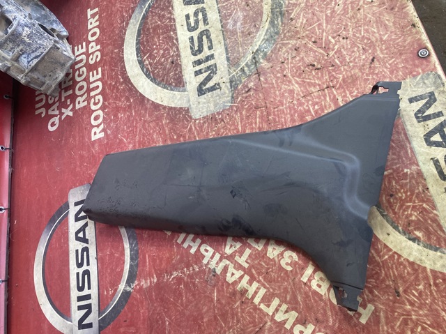 Обшивка стойки кузова внутренняя, средняя нижняя левая 769163NF0A NISSAN