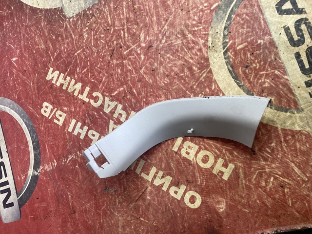 Пластик пятой двери 909033NF0A NISSAN