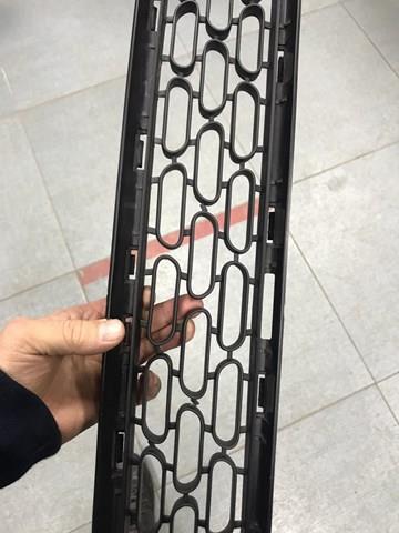 Решетка переднего бампера, центральная 51117301563 BMW