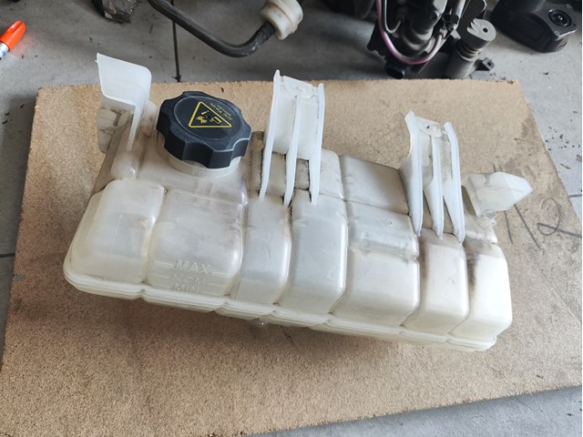  Расширительный бачок 103612400D Tesla Model