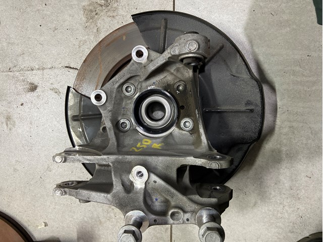 Кулак поворотный правый 31681852 VOLVO