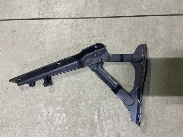 Шарнир капота правый 600673700E Tesla Model