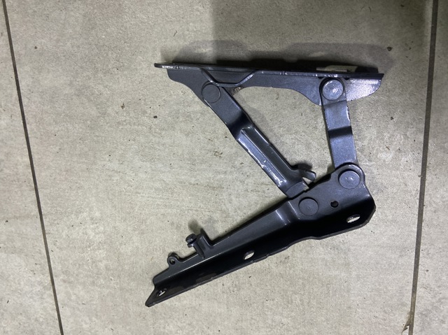 Шарнир капота левый 600673800E Tesla Model
