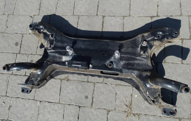 Подрамник передней подвески 4000A415 MITSUBISHI