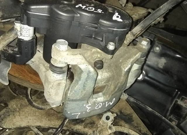 Тормозной суппорт задний левый 4605C043 MITSUBISHI