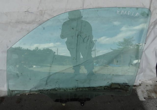 Стекло двери передней левой 80301EB310 NISSAN