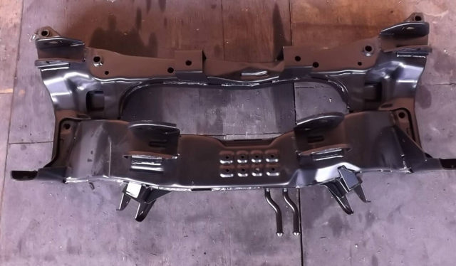 Поперечка задней подвески MR961171 MITSUBISHI