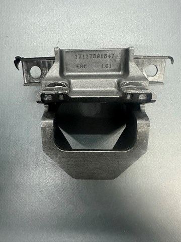 BMW 17117591647 Кронштейн радиатора нижний в наличии Киев
