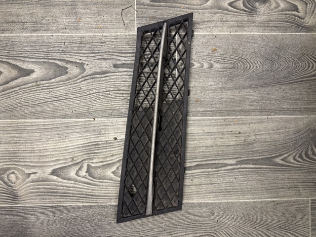 Решетка бампера переднего правая Бмв 5