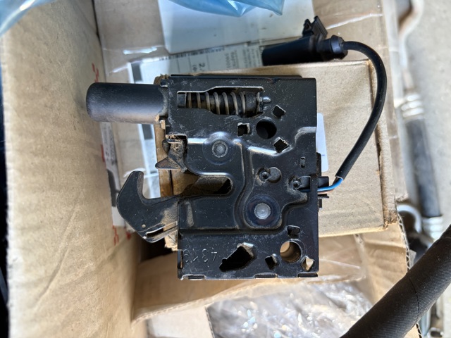 Замок капота 8W0823509B VAG