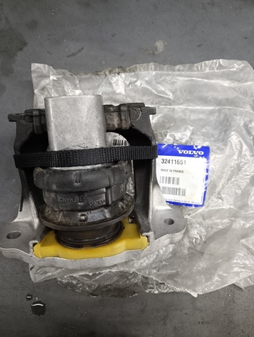 32411651 VOLVO Правая подушка двигателя купить в Сумы