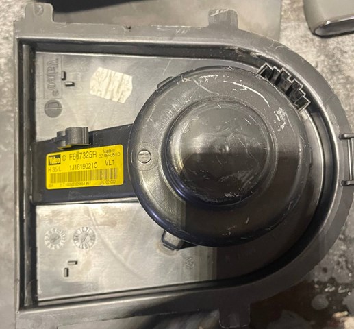 Мотор стеклоочистителя лобового стекла Volkswagen Golf 2