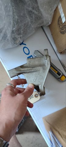Кронштейн подушки (опоры) двигателя, правой 68275984AA CHRYSLER