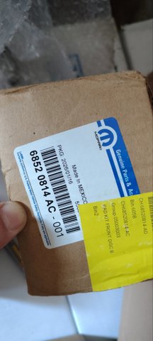 Колодки тормозные передние дисковые 68520814AC CHRYSLER