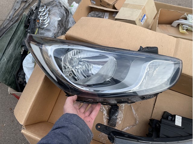 HYUNDAI 921024L000 Правая фара в наличии Тернополь