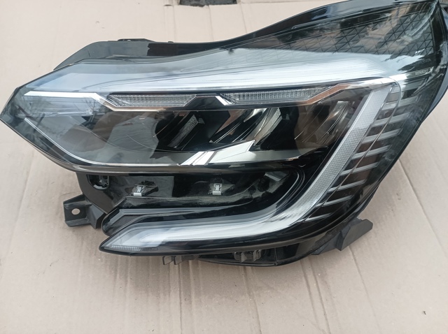 Вставка фары левой 260601693R RENAULT