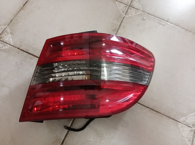 Задний правый внешний фонарь A1698202464 MERCEDES