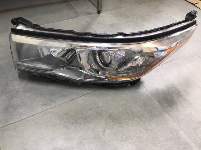 Фара левая передняя 811500E250 TOYOTA