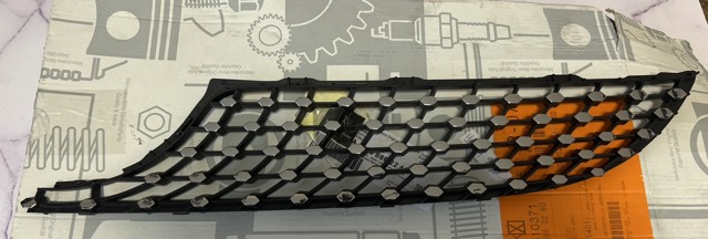 Решетка радиатора A2058881560 MERCEDES